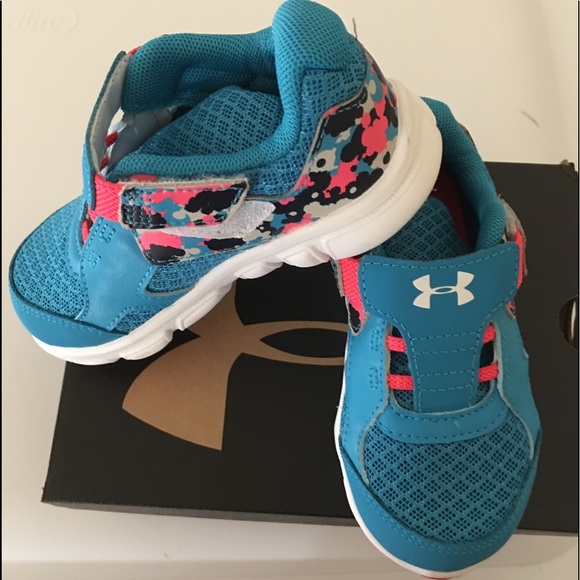 NEW UNDER ARMOUR GIRLS SNEAKER SIZE 7 - Picture 4 of 8